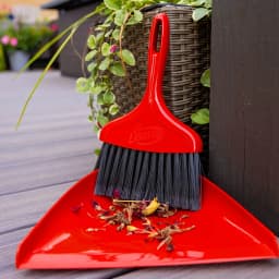 Libman Heavy Duty Whisk Broom Dustpan Combo with Red Handle and Black Fibers - Thumbnail 8