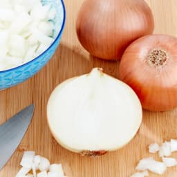 Fresh Yellow Onions, 3 lb Bag - Thumbnail 2