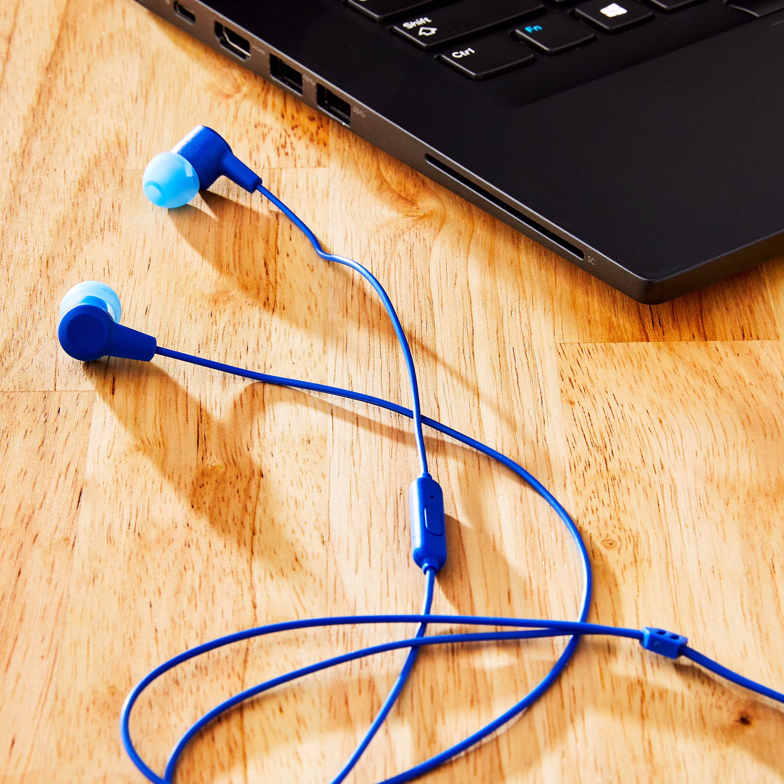 onn Blue Wired Earphones with Microphone and Silicone Ear Tips - Thumbnail 3