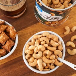 Great Value Deluxe Whole Cashews, Salted, 16 oz - Thumbnail 2