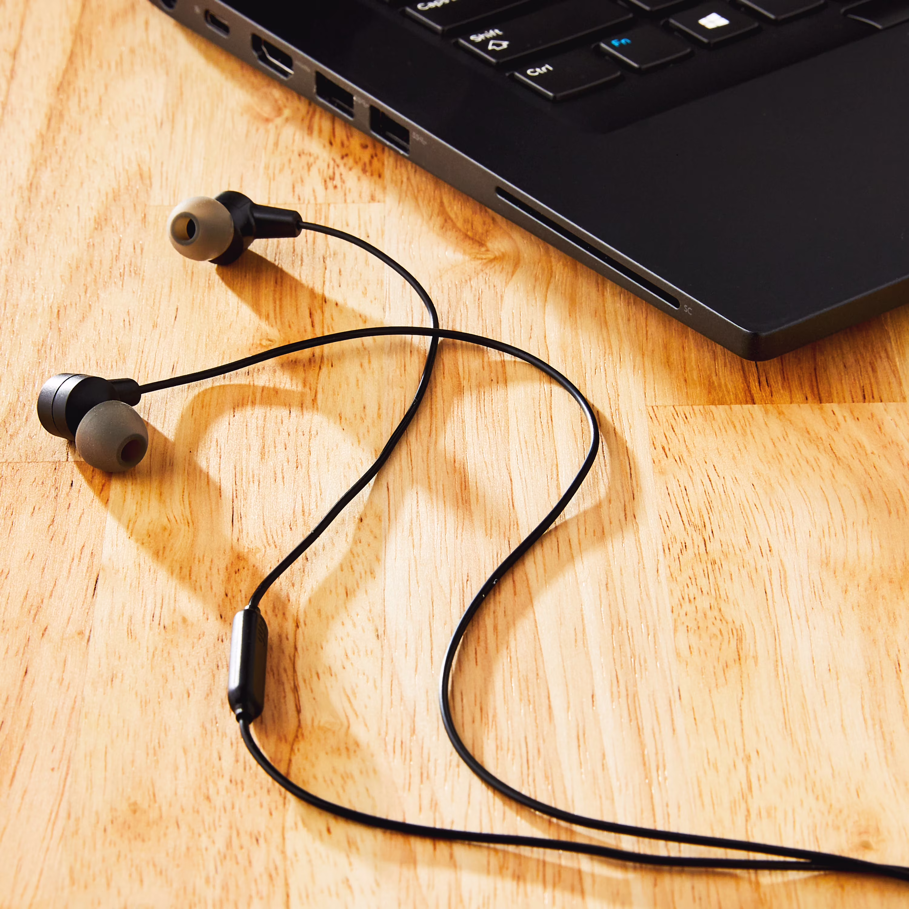 Onn Wired Earphones with Mic and 3.5mm Plug in Black - High-Quality Sound and Comfortable Silicone Ear Tips - Thumbnail 6