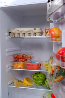 Frigidaire 7.5 Cu. ft. Top Mount Retro Refrigerator, Apartment-Size Fridge in Black - Thumbnail 9