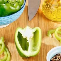 Fresh Green Bell Pepper, Each - Thumbnail 2