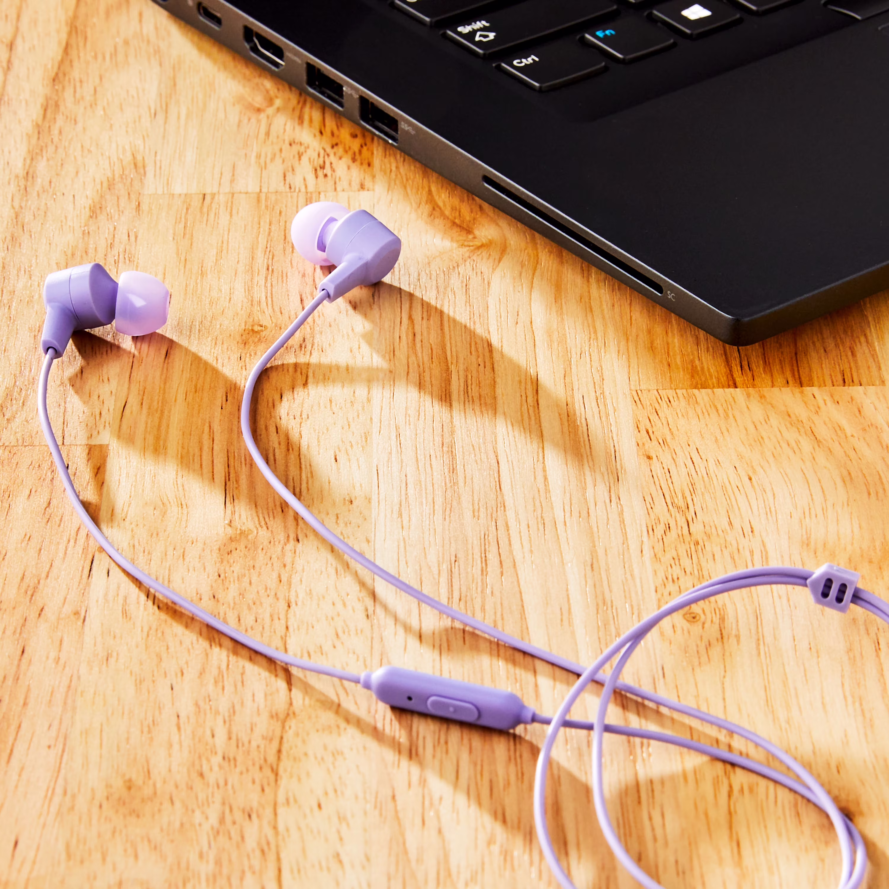 onn Lilac Wired In-Ear Earphones with Built-in Microphone - Thumbnail 4