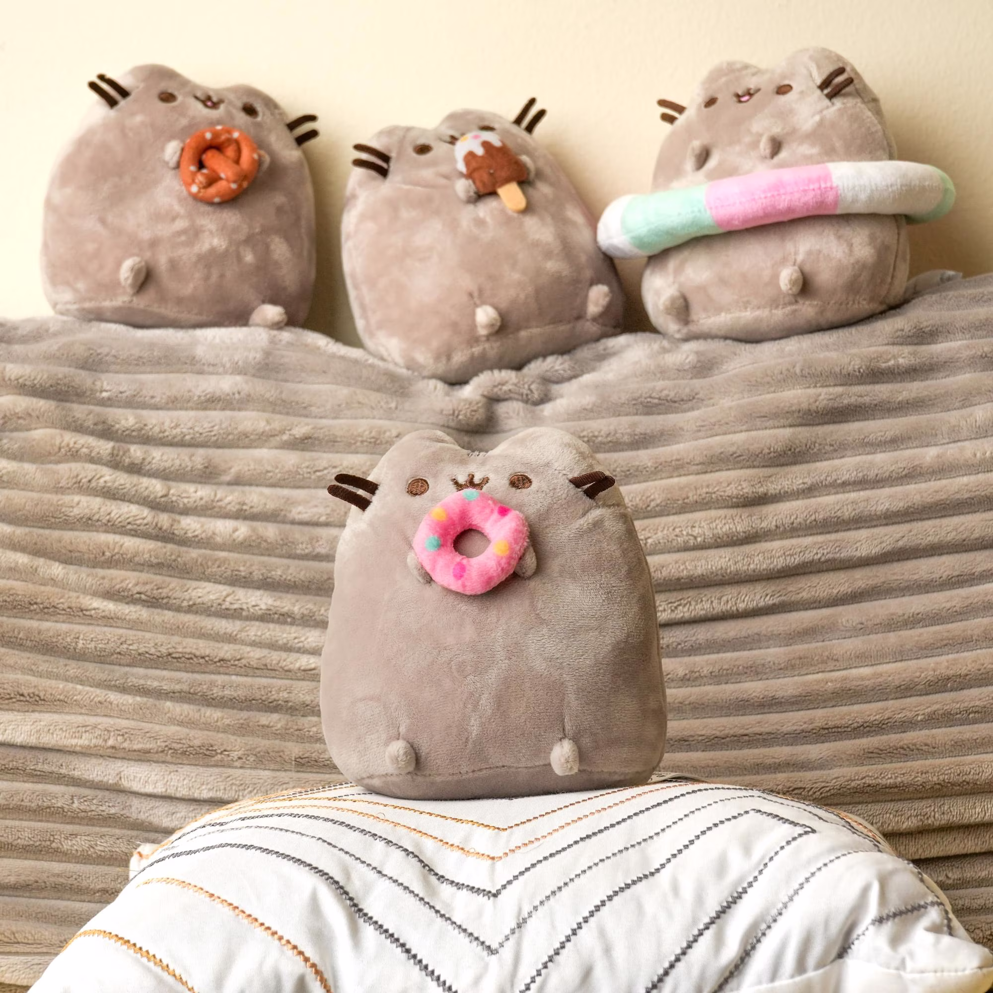 Pusheen 6.5 Inch Plush | Pusheen with Donut - Thumbnail 8