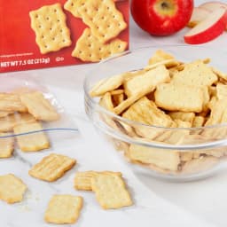 Great Value Chick'n Bites Baked Snack Crackers, 7.5 oz - Thumbnail 2