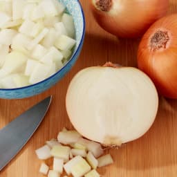 Fresh Whole Yellow Onion, Each - Thumbnail 3